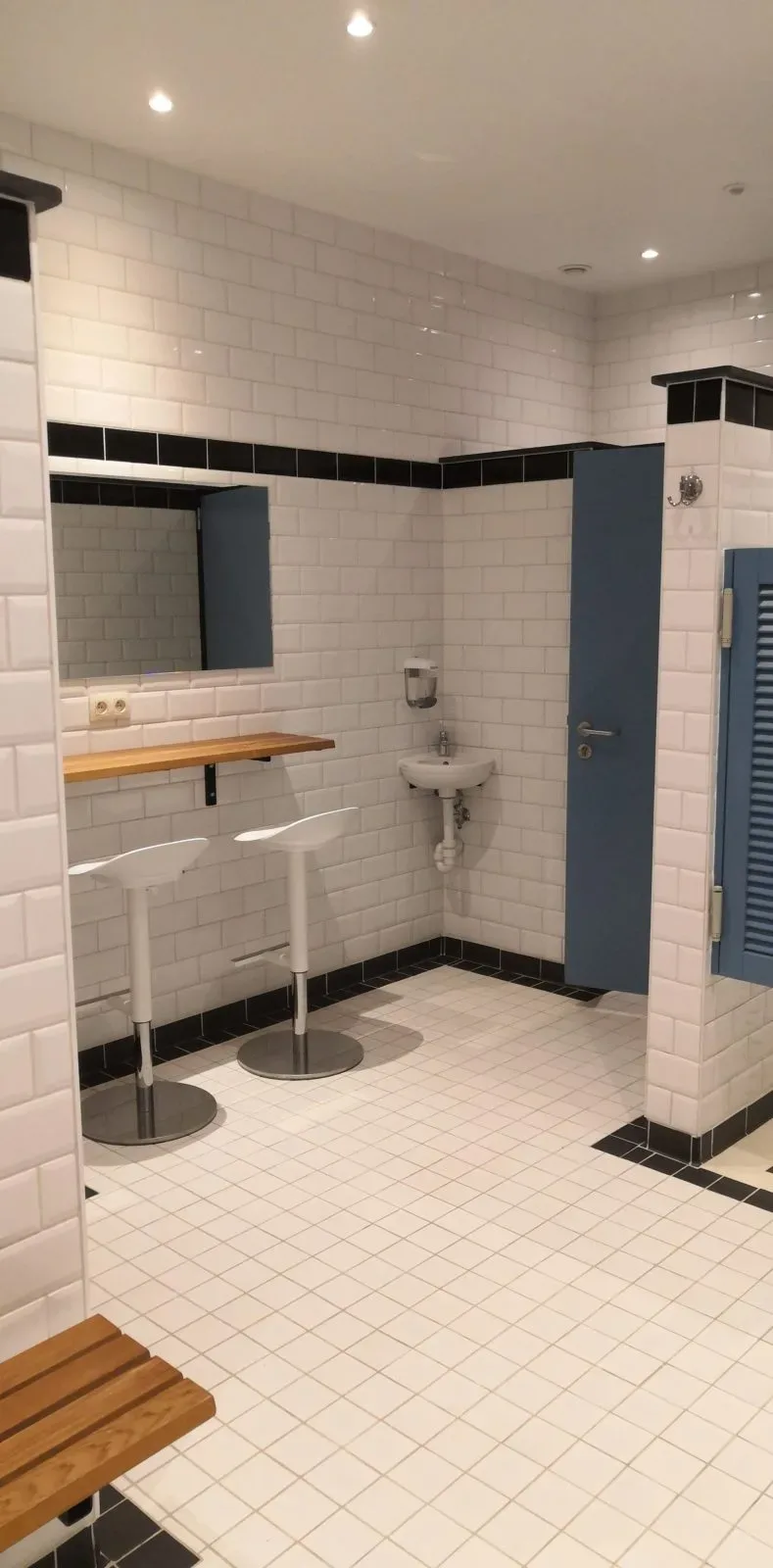 Women's changing rooms — photo 1